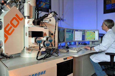 High-resolution analysis by microprobe