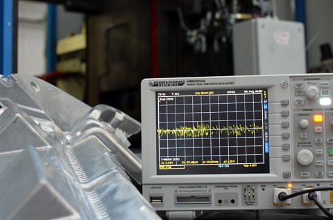 Signal of a piezoceramic modul in a casted part